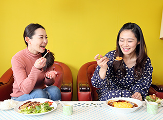 マキシムカフェで食事をする2人