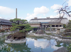 季節の花々と巨岩庭石を配した池泉回遊式庭園