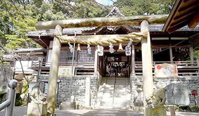 宇賀部神社の境内