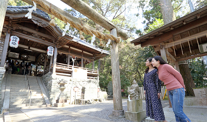 宇賀部神社の境内を散策する2人