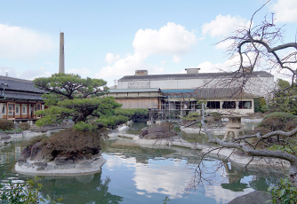 季節の花々と巨岩庭石を配した池泉回遊式庭園