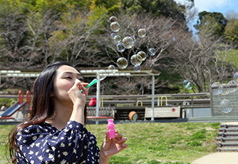 青空シャボン玉、風が気持ちいい〜