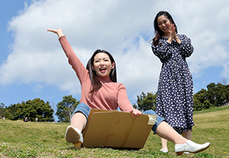 段ボールで芝滑り、いざ、行きまーす!