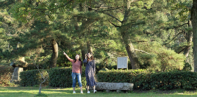 自然博物館の東側にある公園をゆっくり散策する2人