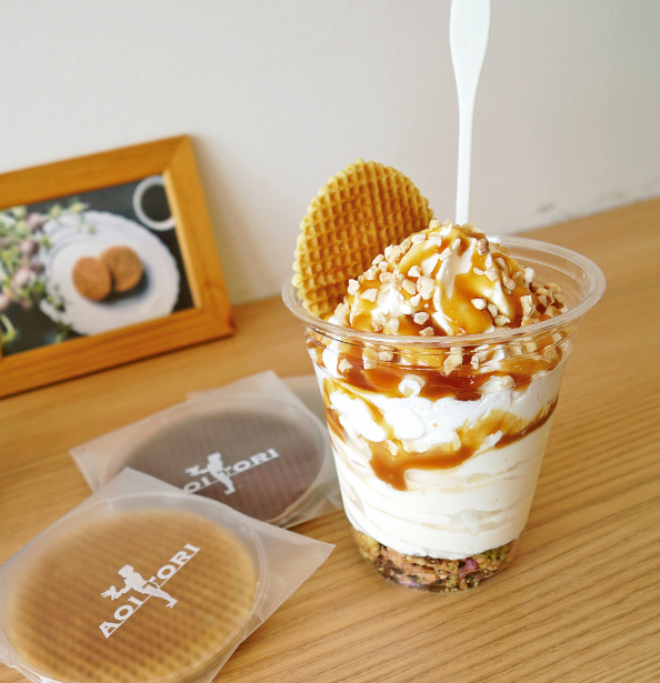 右/キャラメルナッツパフェ。左/ワッフル単品(バニラ・ココア各180円)