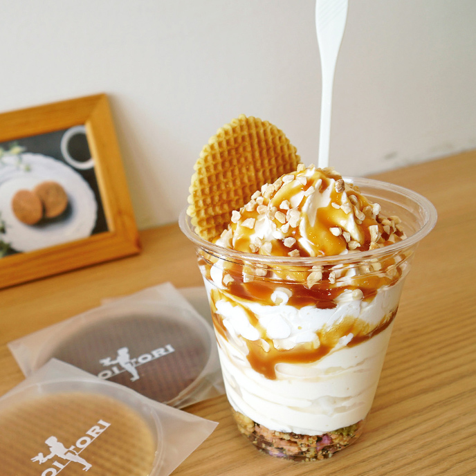 右/キャラメルナッツパフェ。左/ワッフル単品(バニラ・ココア各180円)