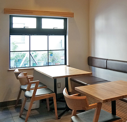 木のぬくもりを感じるStomaco GENERAL KITCHENの店内