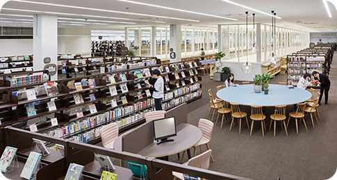 小説や実用書、漫画、ラノベなどを揃えた一般的な図書館フロア。