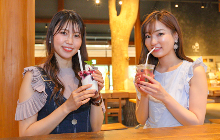 カフェ「焙所（あぶりしょ）」では焙煎コーヒーや季節のドリンク＆スイーツを味わえます