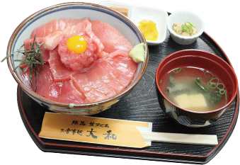 おすすめは1つの丼に、大トロ・中トロ・赤身・中落ちなどが盛り合わせになっている「大和丼(2,000円)」。