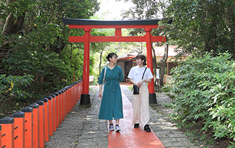 離れの山上館から続く「狼煙山遊園」には遊歩道あります。