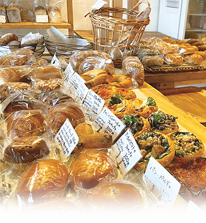 国産小麦や地元の食材を使った香り豊かなパンが50~70種類も並びます。