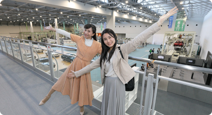 自動車館の広さは延べ7,900㎡。2階建て構造ですが吹き抜けになっているため、開放感いっぱい。