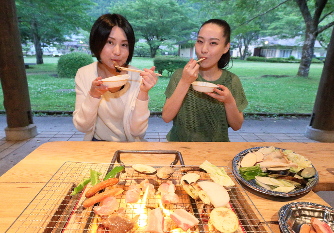 屋根付きの焼肉ハウスでバーベキューを満喫