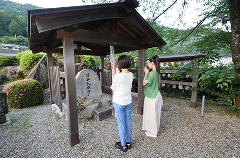 村の特産品であるじゃばらの豊作を祈る