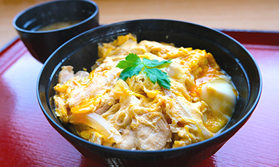 「親子丼（750円）」で“追い卵”を楽しんでみては