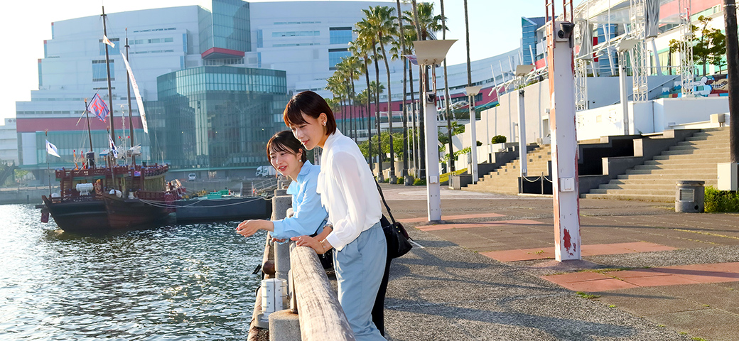 散歩する 昼のランチピクニックや夜景デートなどにもおすすめ。ATCウミエール広場