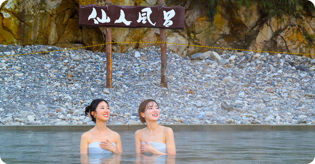 熊野川の支流である大塔川から73℃の源泉がポコポコと湧いています