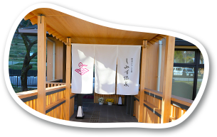 建物にも家具にも木がふんだんに使われてます