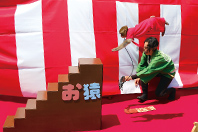 「和」をテーマに和太鼓や琴の演奏や書道パフォーマンスも