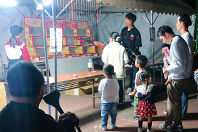 2,000個のお餅とお菓子まきでは子どもも大人も白熱