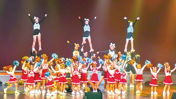 地元の高校生による演奏会やダンスで一気にヒートアップ
