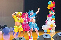 地元の学生による素敵な音楽や踊りを披露
