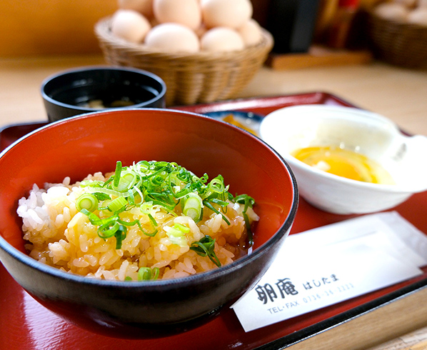 地元産のお米で炊いたホカホカご飯に、採れて3日以内の新鮮卵をたっぷりかければ黄金色のごちそうのできあがり