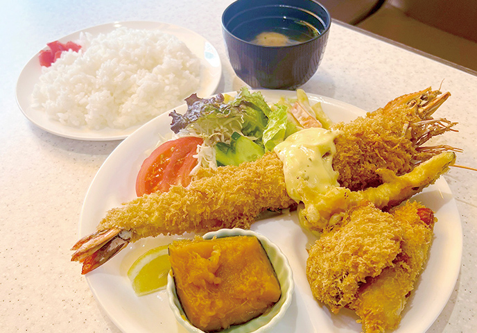 特製エビフライランチ（ 1,650円）他にサービスランチ（1,300円）あり