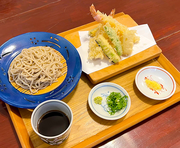 旬の素材を使った一番人気の天ざる1,700円