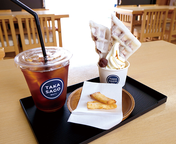 右奥がモッフルカップ（750円）コーヒー（470円）にはあられ付き