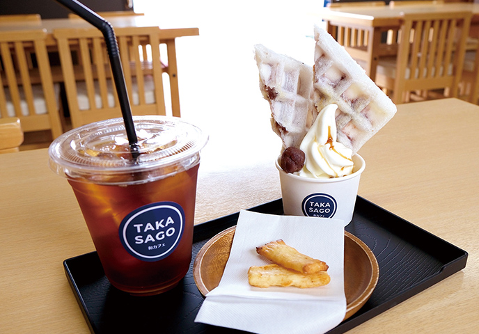 右奥がモッフルカップ（750円）コーヒー（470円）にはあられ付き