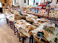 和カフェTAKASAGOの店内